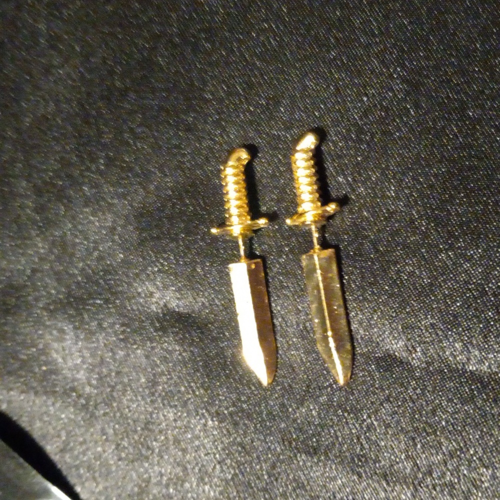 Dagger earrings - Picture 2 of 3